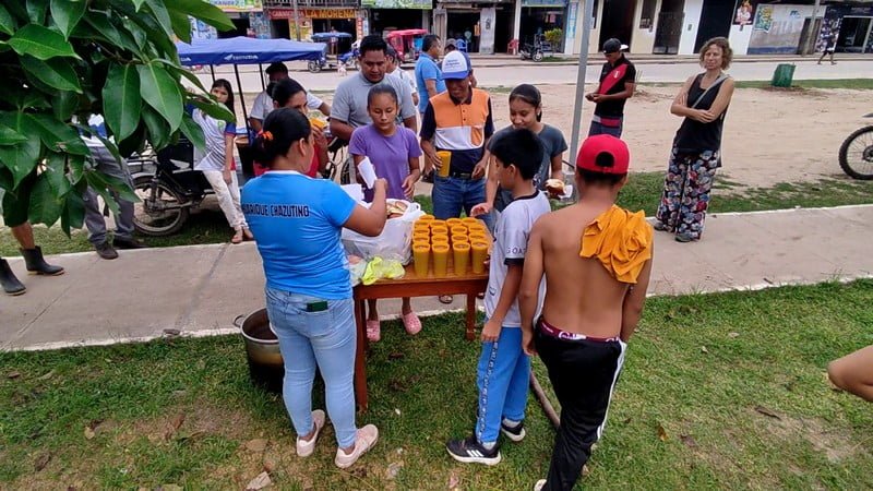People in Chazuta working on a reforestation project taking a break, enjoying refreshments and sandwich